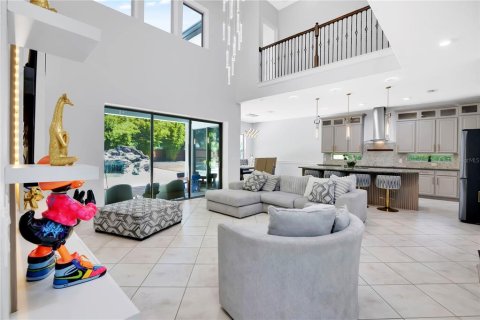 House in Orlando, Florida 5 bedrooms, 392.23 sq.m. № 2277229 - photo 14