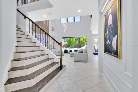 House in Orlando, Florida 5 bedrooms, 392.23 sq.m. № 2277229 - photo 7
