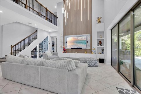 House in Orlando, Florida 5 bedrooms, 392.23 sq.m. № 2277229 - photo 9