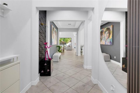 House in Orlando, Florida 5 bedrooms, 392.23 sq.m. № 2277229 - photo 5