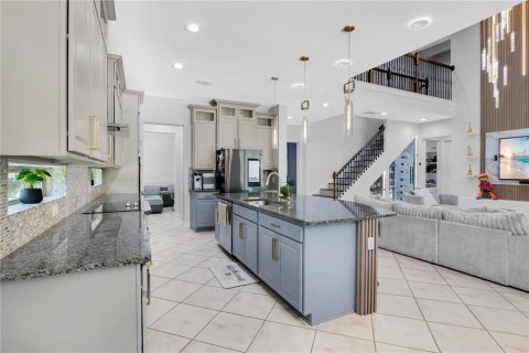 House in Orlando, Florida 5 bedrooms, 392.23 sq.m. № 2277229 - photo 17