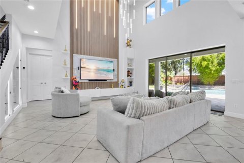 House in Orlando, Florida 5 bedrooms, 392.23 sq.m. № 2277229 - photo 8