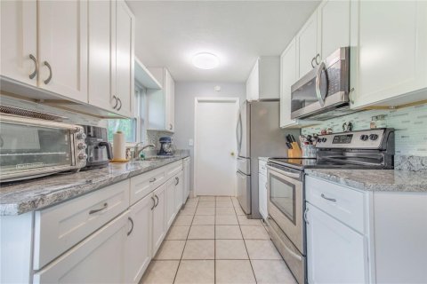 Villa ou maison à vendre à Poinciana, Floride: 2 chambres, 100.52 m2 № 2148599 - photo 10