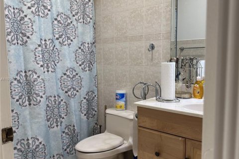 House in Miami, Florida 4 bedrooms, 294.96 sq.m. № 1985862 - photo 13