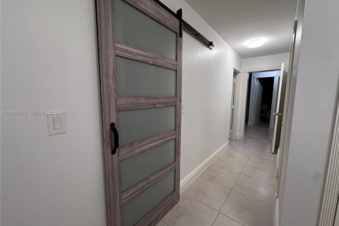 House in Miami, Florida 4 bedrooms, 294.96 sq.m. № 1985862 - photo 11