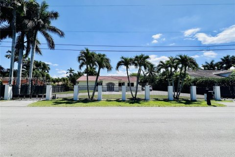 House in Miami, Florida 4 bedrooms, 294.96 sq.m. № 1985862 - photo 3