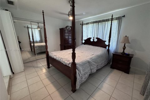 House in Miami, Florida 4 bedrooms, 294.96 sq.m. № 1985862 - photo 18