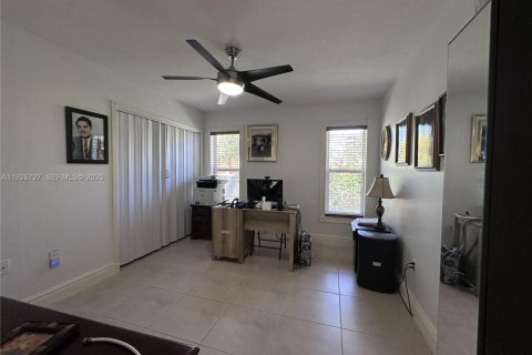 House in Miami, Florida 4 bedrooms, 294.96 sq.m. № 1985862 - photo 12