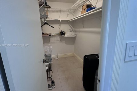 House in Miami, Florida 4 bedrooms, 294.96 sq.m. № 1985862 - photo 15