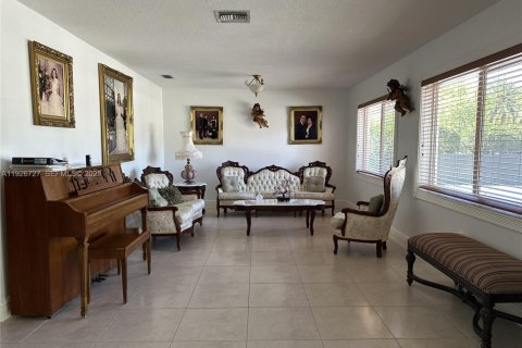 House in Miami, Florida 4 bedrooms, 294.96 sq.m. № 1985862 - photo 4