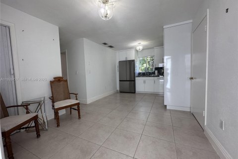 House in Miami, Florida 4 bedrooms, 294.96 sq.m. № 1985862 - photo 17