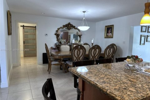 House in Miami, Florida 4 bedrooms, 294.96 sq.m. № 1985862 - photo 5