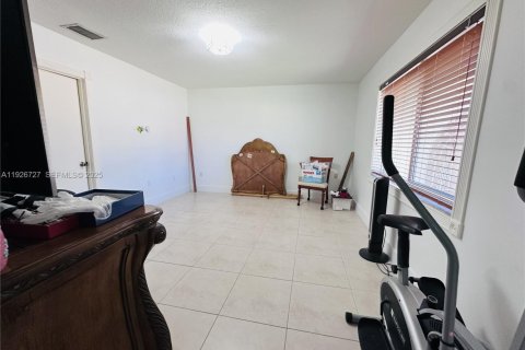 House in Miami, Florida 4 bedrooms, 294.96 sq.m. № 1985862 - photo 7