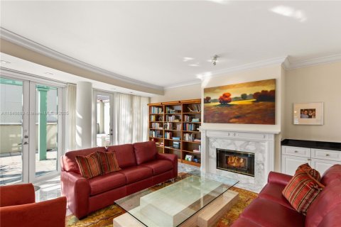 Condo in Coral Gables, Florida, 3 bedrooms  № 1830233 - photo 1