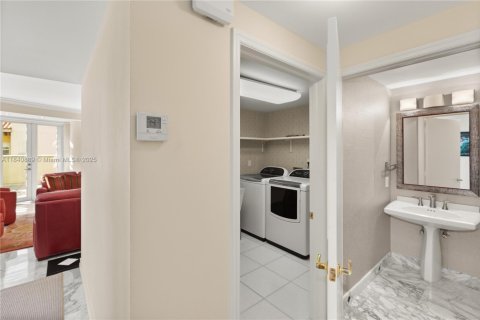 Condo in Coral Gables, Florida, 3 bedrooms  № 1830233 - photo 25
