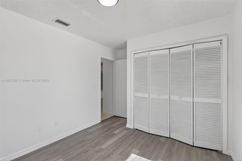 House in Port St. Lucie, Florida 3 bedrooms, 147.53 sq.m. № 2018856 - photo 13