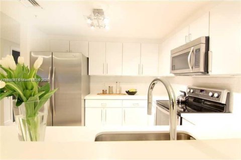 Condo in Miami, Florida, 2 bedrooms № 2186949 - photo 6