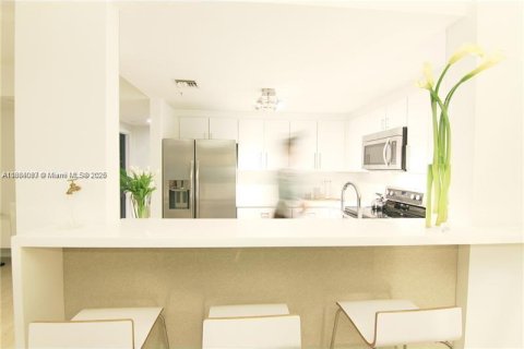 Condo in Miami, Florida, 2 bedrooms № 2186949 - photo 7