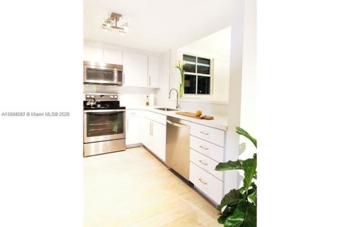 Condo in Miami, Florida, 2 bedrooms № 2186949 - photo 5