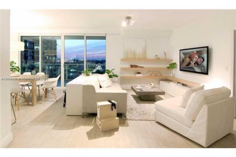 Condo in Miami, Florida, 2 bedrooms № 2186949 - photo 2
