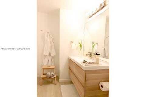 Condo in Miami, Florida, 2 bedrooms № 2186949 - photo 10