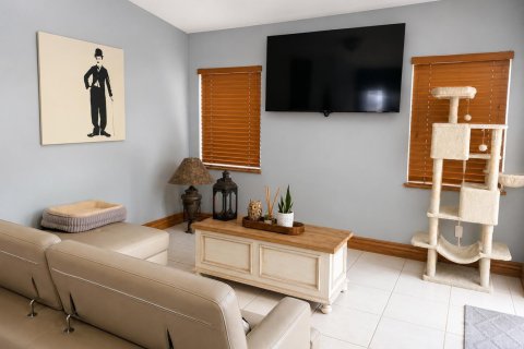 House in Miami, Florida 4 bedrooms, 190.91 sq.m. № 2260149 - photo 6