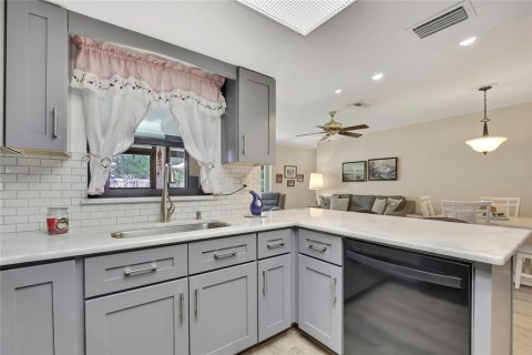 House in Spring Hill, Florida 2 bedrooms, 164.16 sq.m. № 2091601 - photo 15