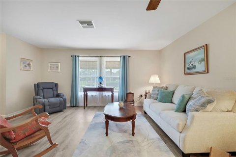House in Spring Hill, Florida 2 bedrooms, 164.16 sq.m. № 2091601 - photo 9