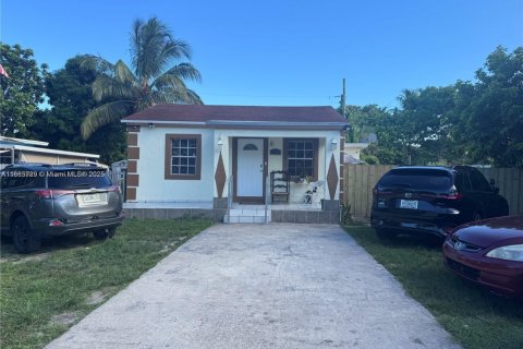 Снять в аренду виллу или дом в Майами, Флорида 3 спальни, 95.41м2, № 1956754 - фото 2