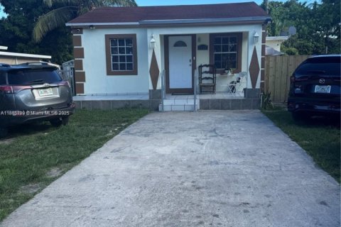 Снять в аренду виллу или дом в Майами, Флорида 3 спальни, 95.41м2, № 1956754 - фото 1