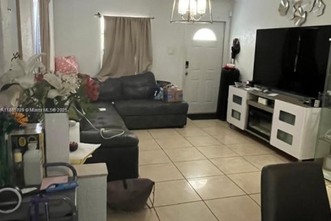 Снять в аренду виллу или дом в Майами, Флорида 3 спальни, 95.41м2, № 1956754 - фото 6