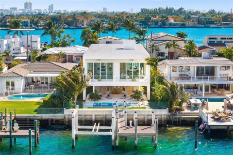Casa en Miami Beach, Florida 4 dormitorios, 305.56 m2 № 2021943