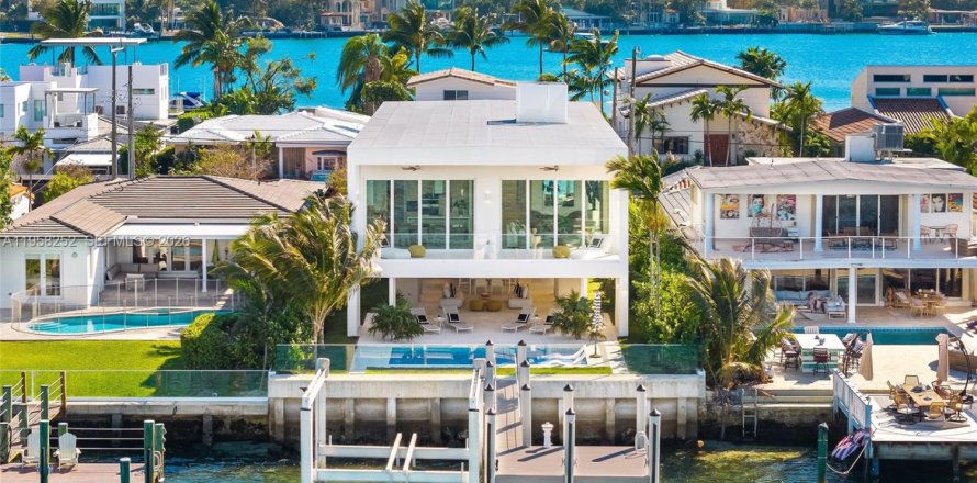 Casa en Miami Beach, Florida 4 dormitorios, 305.56 m2 № 2021943