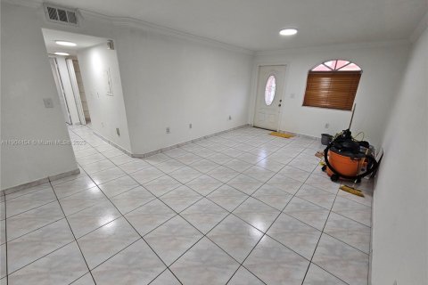 Снять в аренду таунхаус в Хайалиа Гарденс, Флорида 3 спальни, 110.55м2, № 1955355 - фото 2