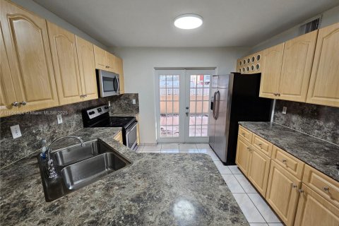 Снять в аренду таунхаус в Хайалиа Гарденс, Флорида 3 спальни, 110.55м2, № 1955355 - фото 3