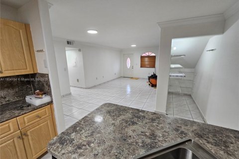 Снять в аренду таунхаус в Хайалиа Гарденс, Флорида 3 спальни, 110.55м2, № 1955355 - фото 4