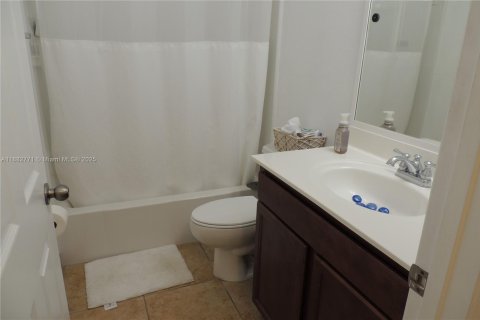 Condo in Doral, Florida, 2 bedrooms  № 1931958 - photo 15