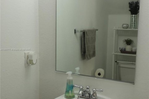 Condo in Doral, Florida, 2 bedrooms  № 1931958 - photo 9