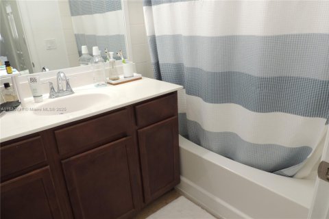 Condo in Doral, Florida, 2 bedrooms  № 1931958 - photo 18