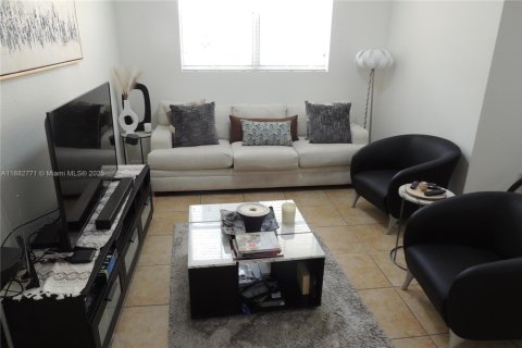 Condo in Doral, Florida, 2 bedrooms  № 1931958 - photo 3