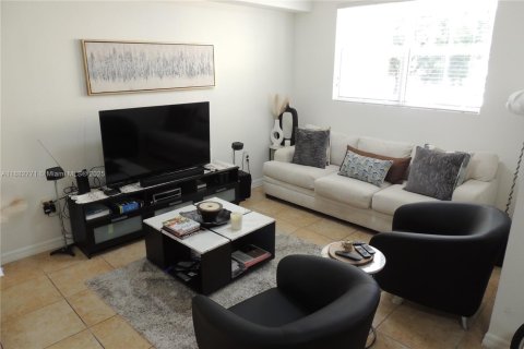 Condo in Doral, Florida, 2 bedrooms  № 1931958 - photo 1