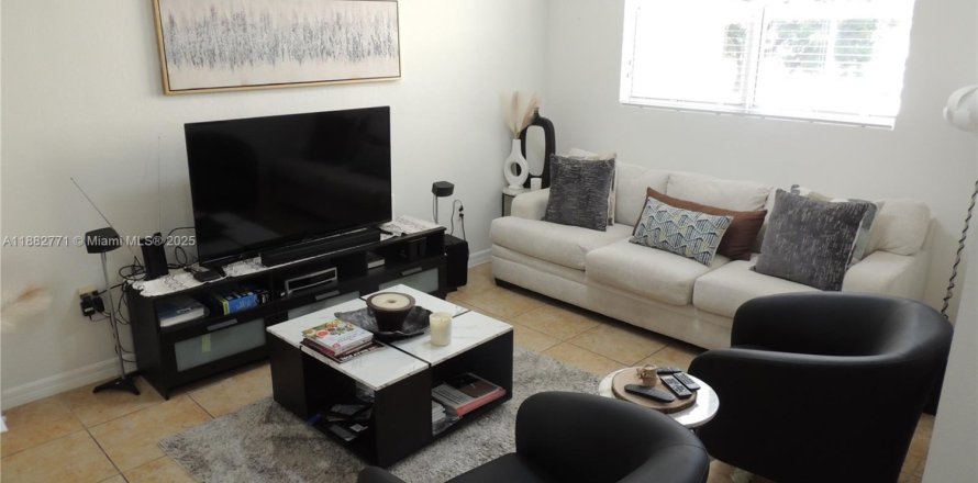 Condo in Doral, Florida, 2 bedrooms № 1931958