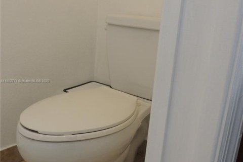 Condo in Doral, Florida, 2 bedrooms  № 1931958 - photo 19