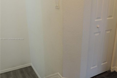 Condo in Doral, Florida, 2 bedrooms  № 1931958 - photo 16