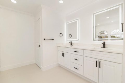 Casa en venta en West Palm Beach, Florida, 5 dormitorios, 368.08 m2 № 2082500 - foto 18