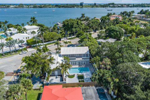 Casa en venta en West Palm Beach, Florida, 5 dormitorios, 368.08 m2 № 2082500 - foto 2