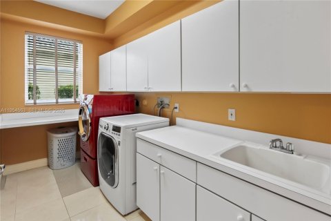 Casa en venta en Pembroke Pines, Florida, 4 dormitorios, 503.9 m2 № 2008378 - foto 27