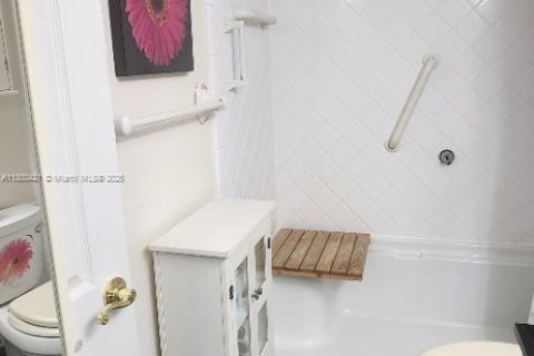 Condo in Hollywood, Florida, 1 bedroom  № 1683880 - photo 12