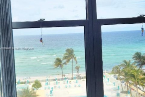 Condo in Hollywood, Florida, 1 bedroom  № 1683880 - photo 14