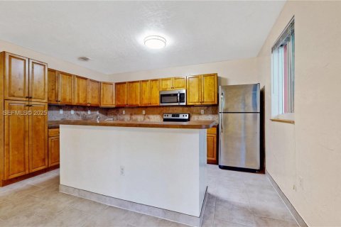 Снять в аренду таунхаус в Пальметто-Бей, Флорида 3 спальни, 210.14м2, № 1987172 - фото 5